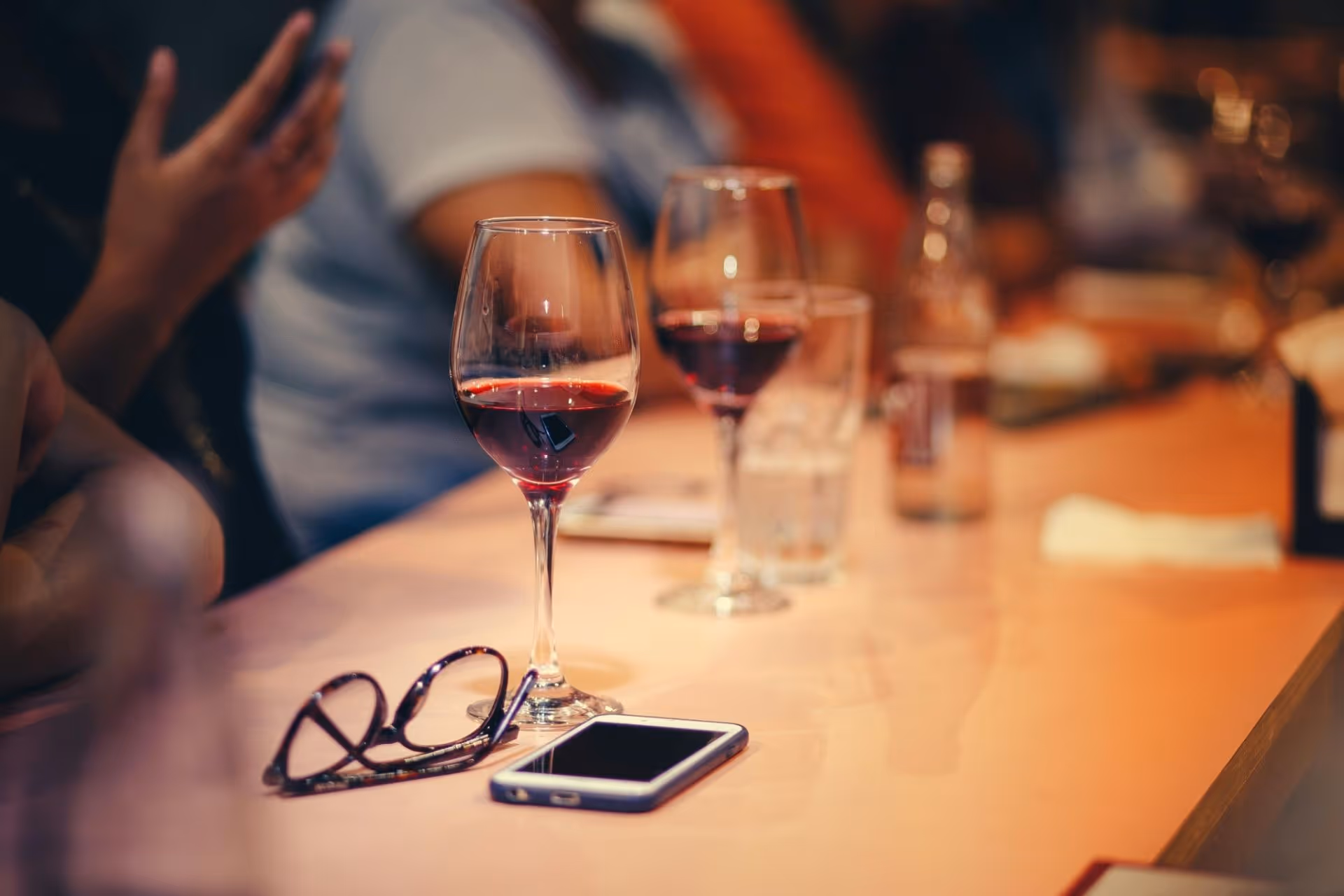 Tafel met een glas rode wijn