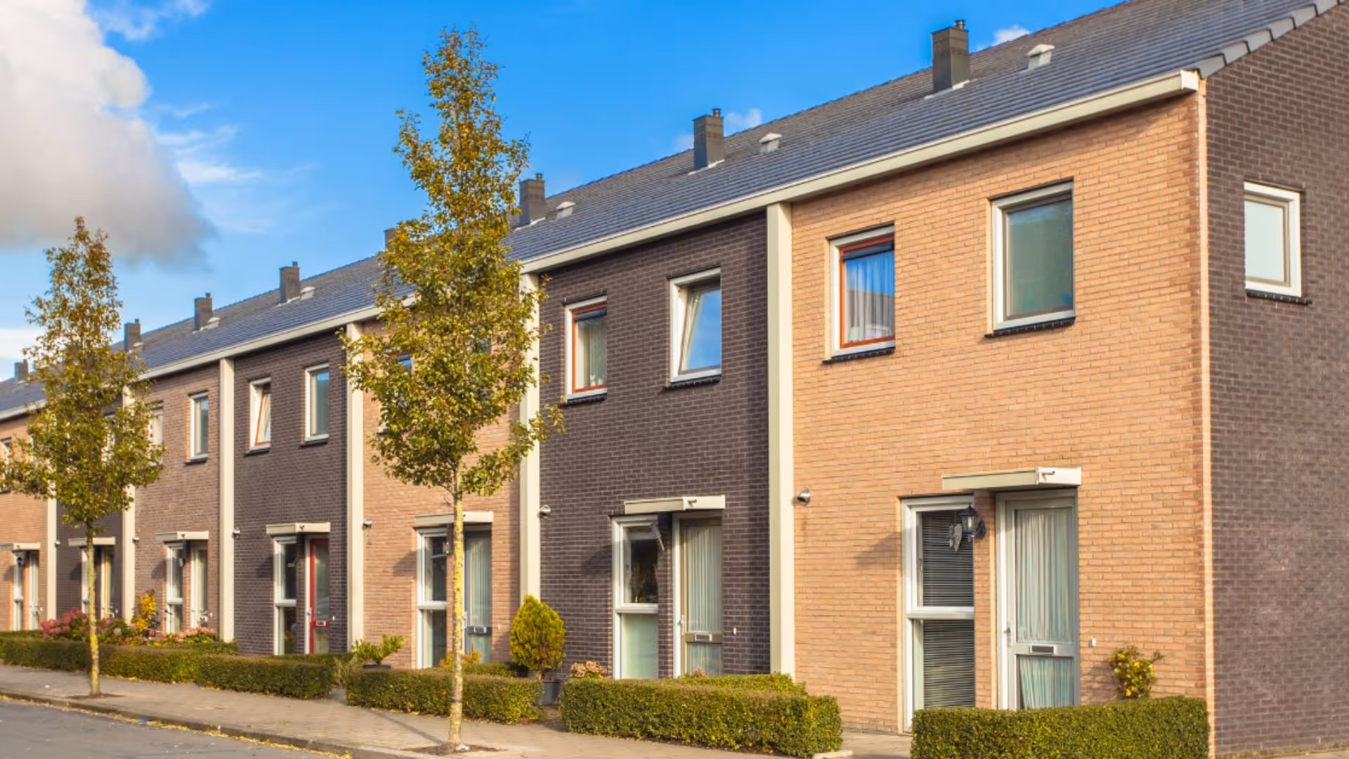 Huizen op een rij in een straat