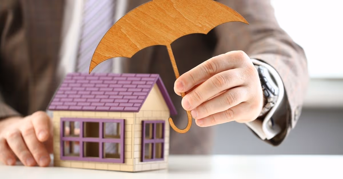 Een huis onder een paraplu afgebeeld