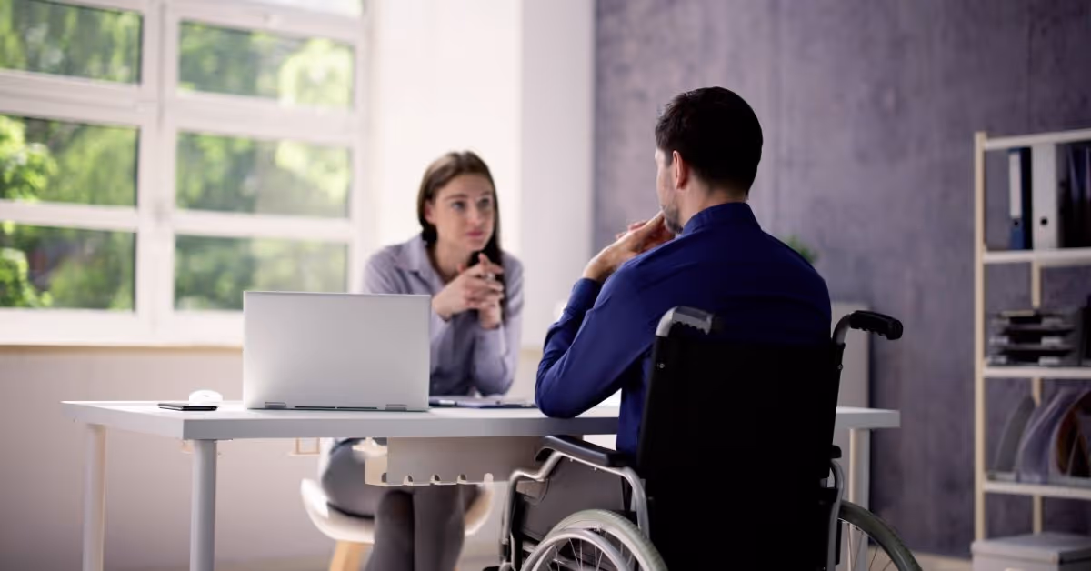 Twee mensen aan een bureau voeren een gesprek