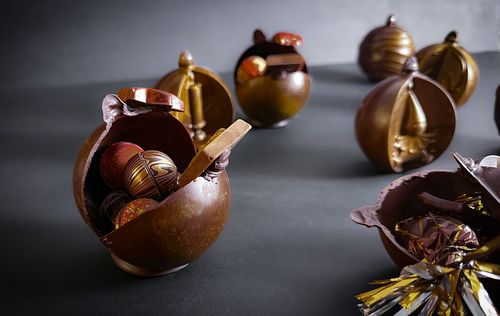 Commande de chocolats de Noël "fait maison" à Lyon signés de la chocolaterie lyonnaise Maison Moine : boules et buches de Noël, orangettes, papillottes..