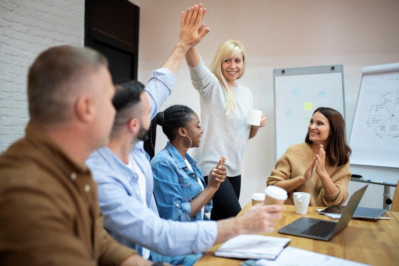 Une image contenant habits, personne, Visage humain, intérieurLe contenu généré par l’IA peut être incorrect.