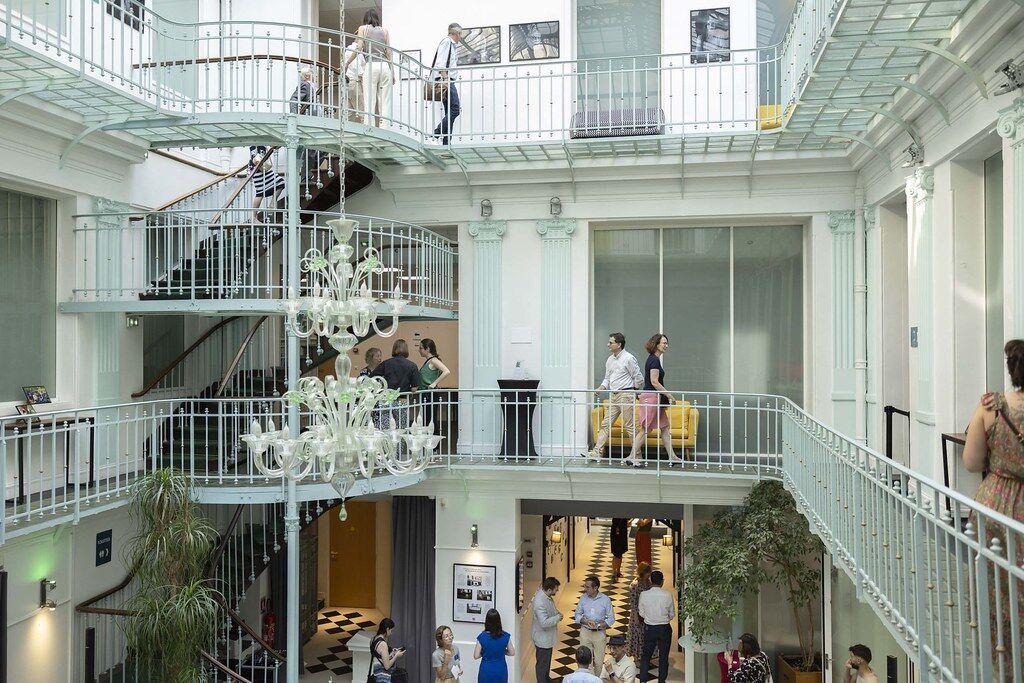 Une image contenant rampe, escaliers, bâtiment, centre commercialLe contenu généré par l’IA peut être incorrect.