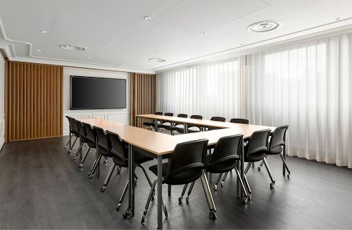 Capacité d’une salle événementielle : combien de personnes par m² ?