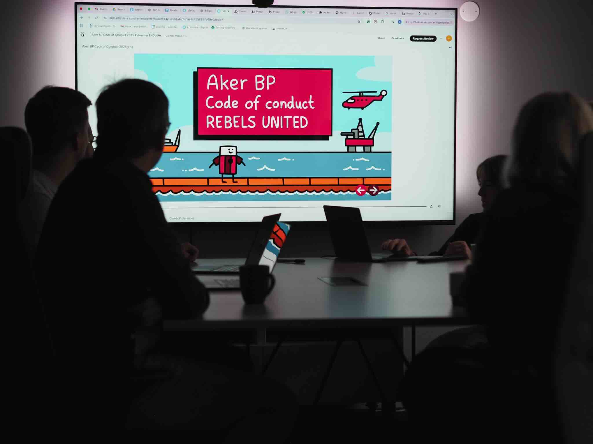 E-læringskurs på skjerm i møterom