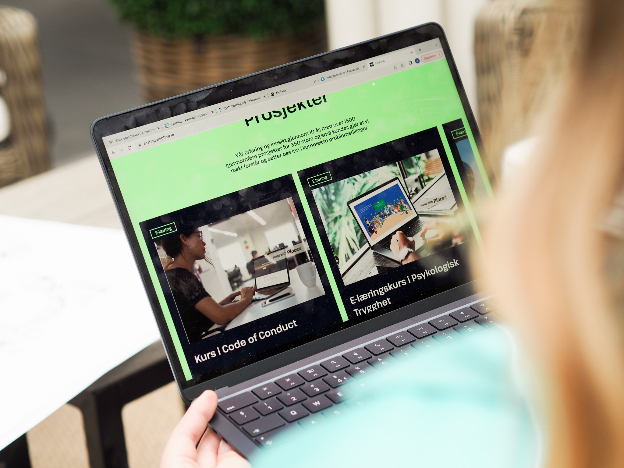 Bilde som viser en illustratør som jobber med en tegnefilm