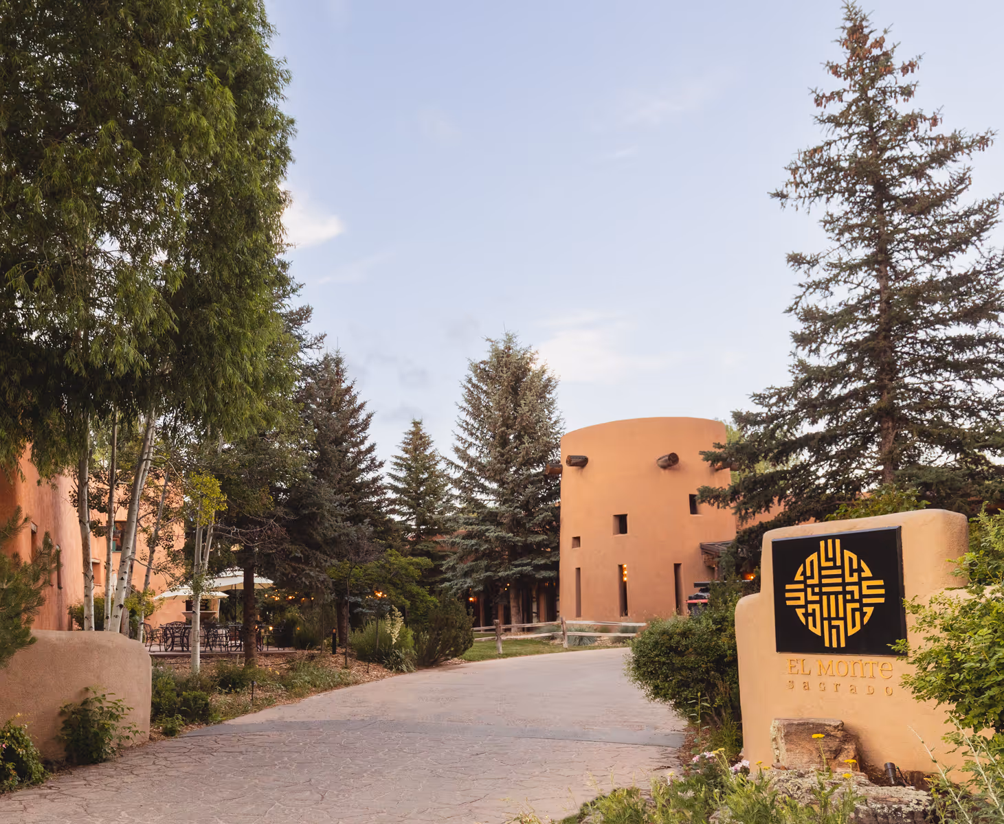 El Monte Sagrado grounds drive
