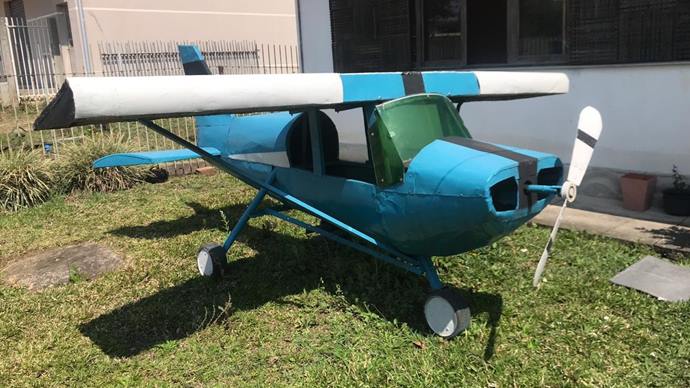 Um protótipo de avião está sendo construído pelo artesão de brinquedos Nélio Ferreira de Souza, que mora em Agudos do Sul. Foto: Divulgação