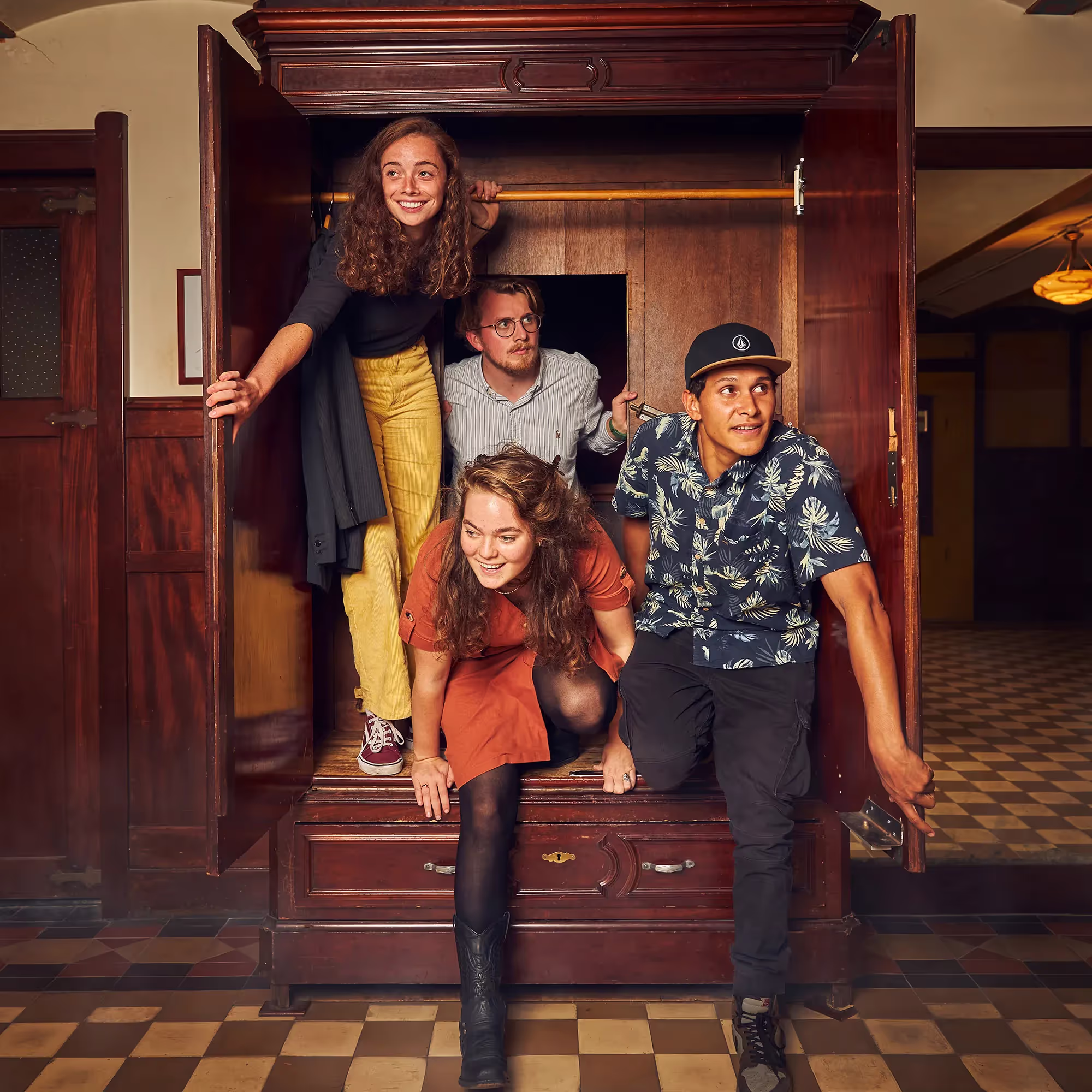 Escape room-spelers kruipen door een kast in the architect escape room in Amsterdam