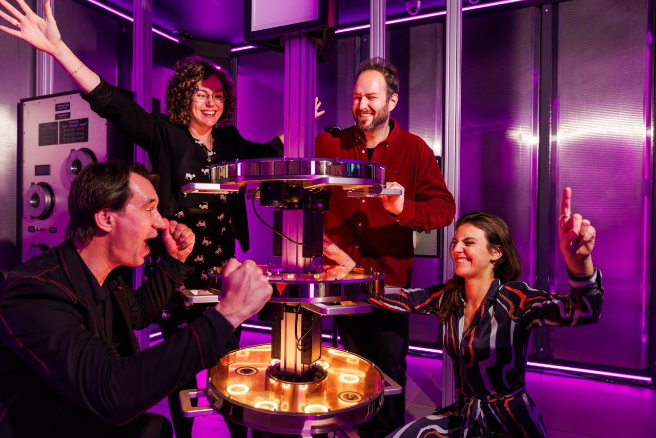 Thomas Abrahams with players inside the Quantum Escape room in Eindhoven