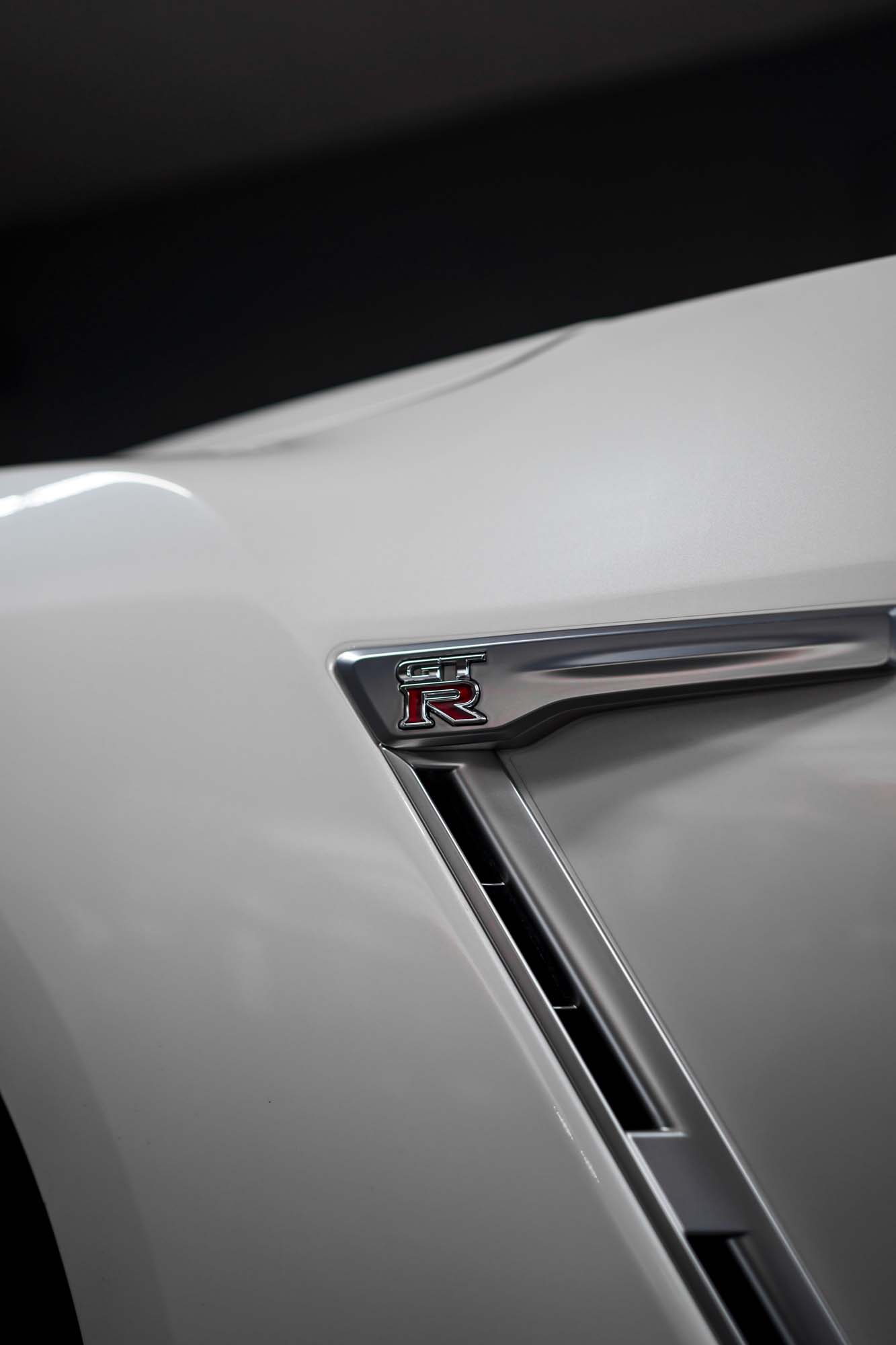 Fender vent with GT-R badge on the white Nissan