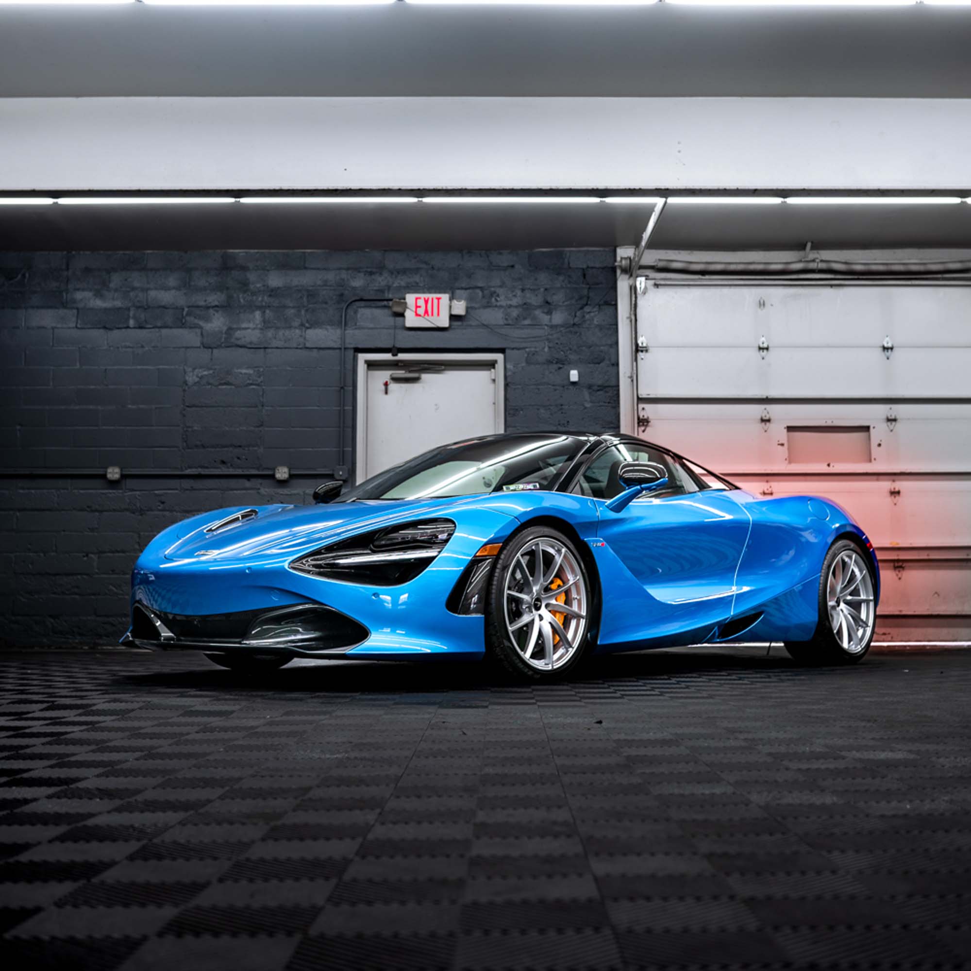 Front three-quarter view of the glossy blue McLaren 720S