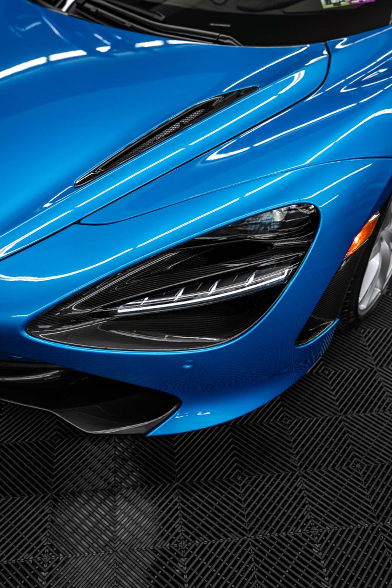 Close-up of the McLaren 720S headlight and front fender