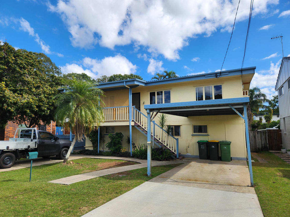 Charming 3-Bedroom Home With Deck & Air Conditioning - Just 450 Meters from the Scarborough Waterfront