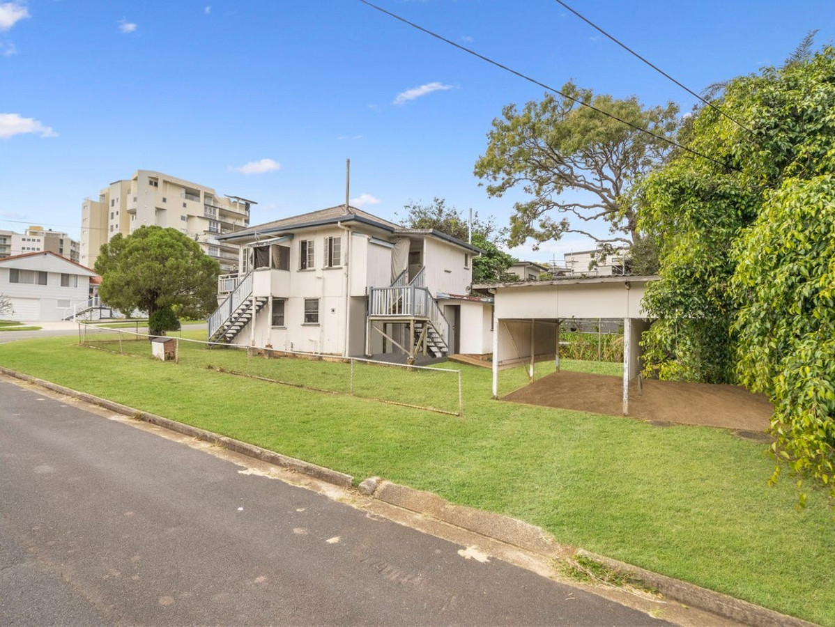 Coastal Living with Balcony - Just 100m To The Redcliffe Waterfront!