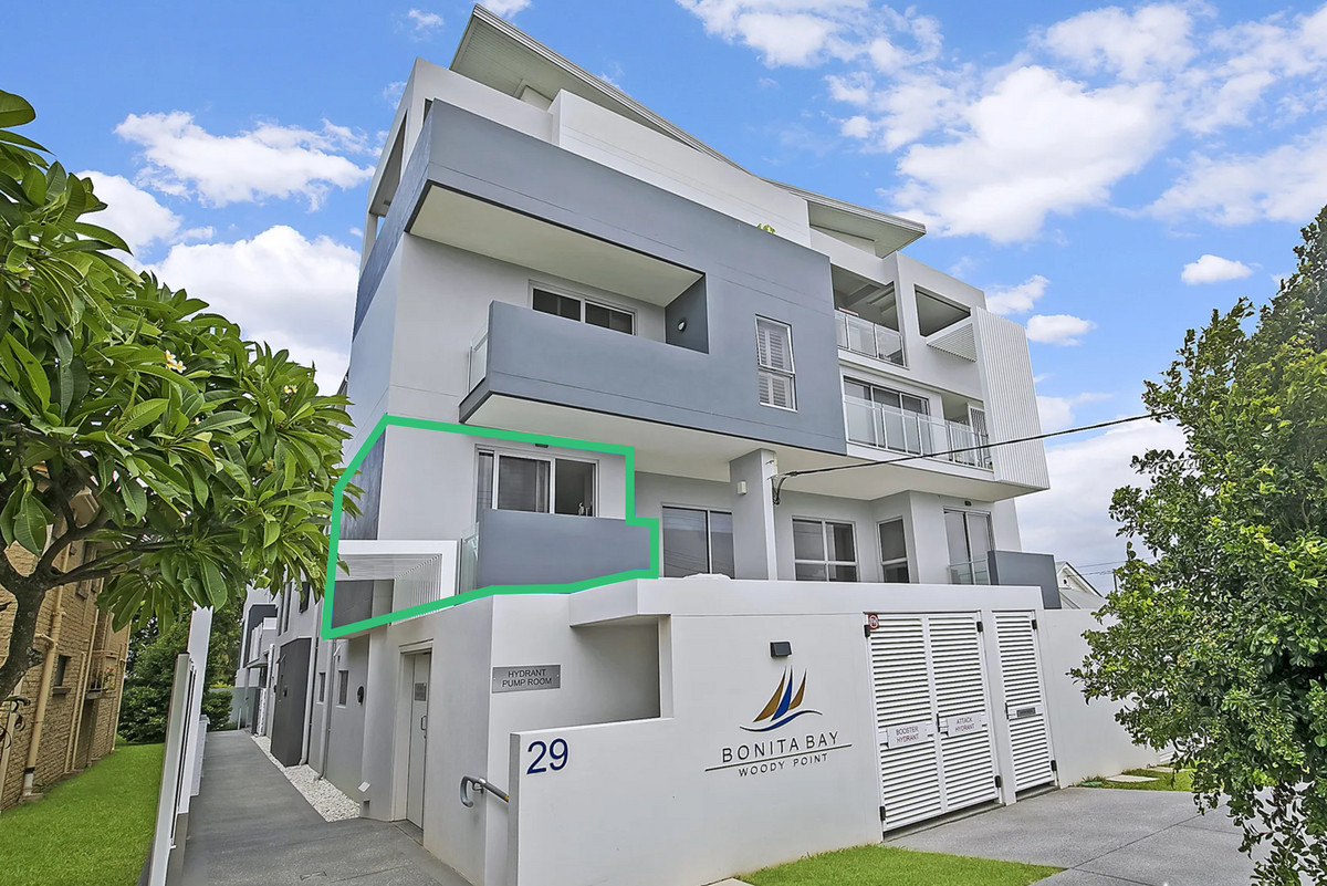 Two-Level Woody Point Apartment. Walk to Water, Cafés and The Bel