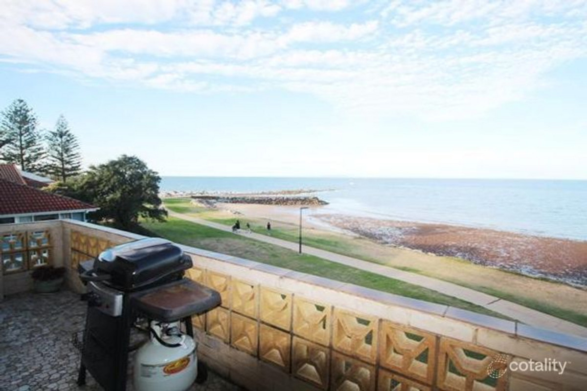 Top Floor Unit, Ocean Beachfront, Amazing Views of Moreton Bay