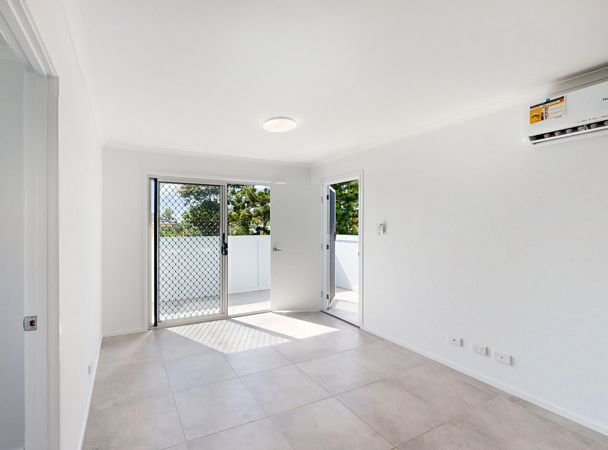 Updated Low Maintenance 3 Bedroom Unit With Air Conditioning - 2 Minutes To The Beach!