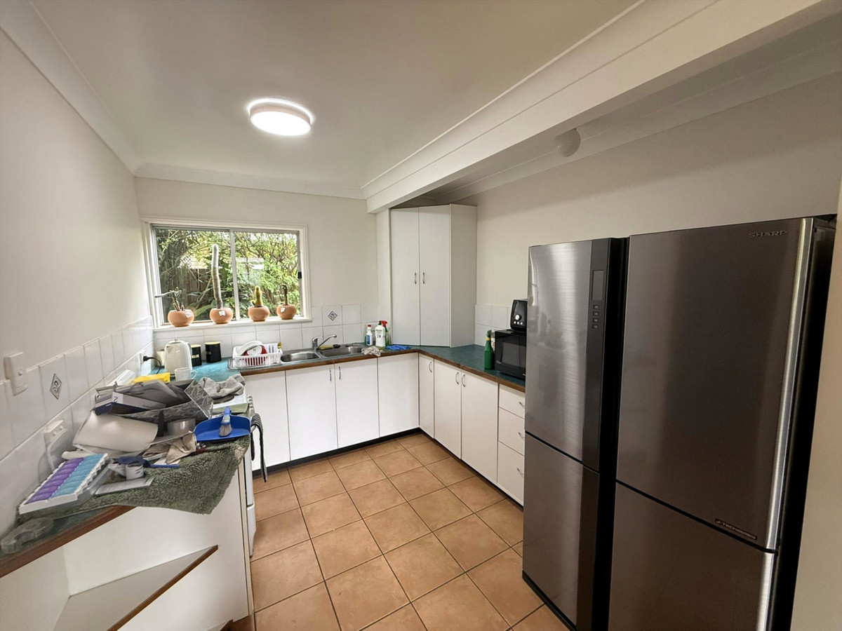 Spacious Unit with Large Kitchen & Walk-In Wardrobe - Minutes From Clontarf Beach!