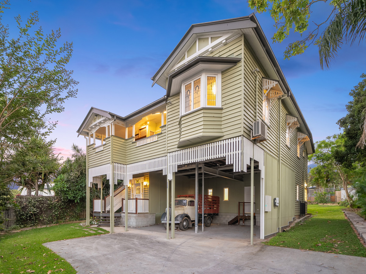 Exceptional Bayside Queenslander! Private, Renovated & Moments from the Water