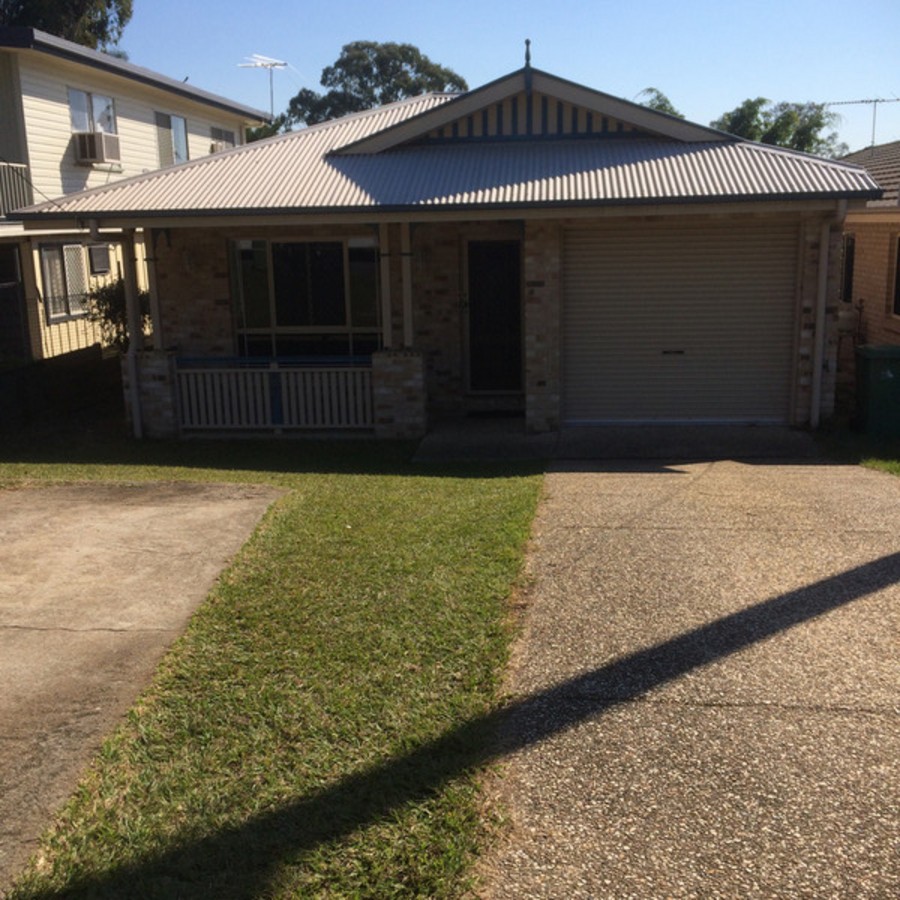 Modern 3-Bedroom Home in Quiet Cul-de-Sac – 500 Meters To The Waterfront!