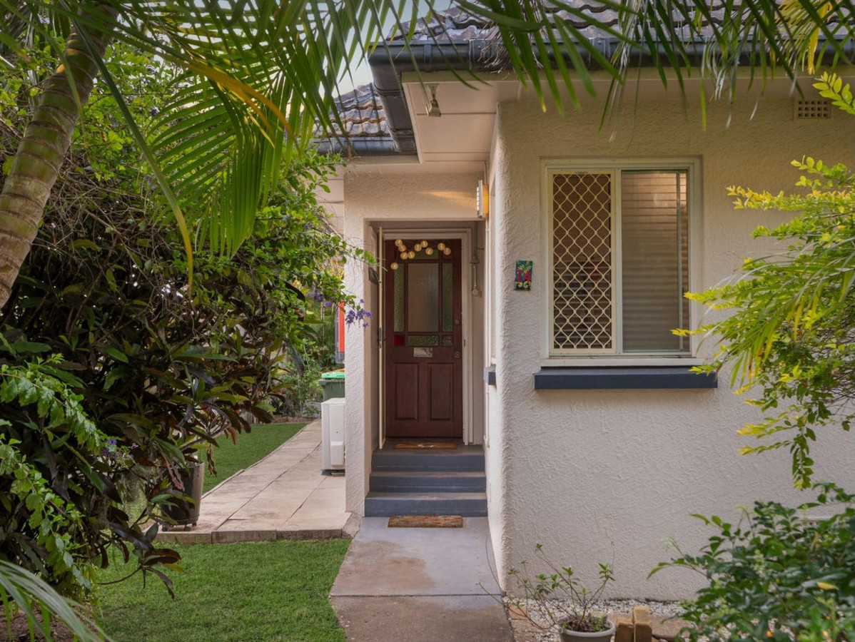 2 Bedroom Beachside Home with Solar, Deck & Air Conditioning - 1 Minute Walk to Scarborough Beach