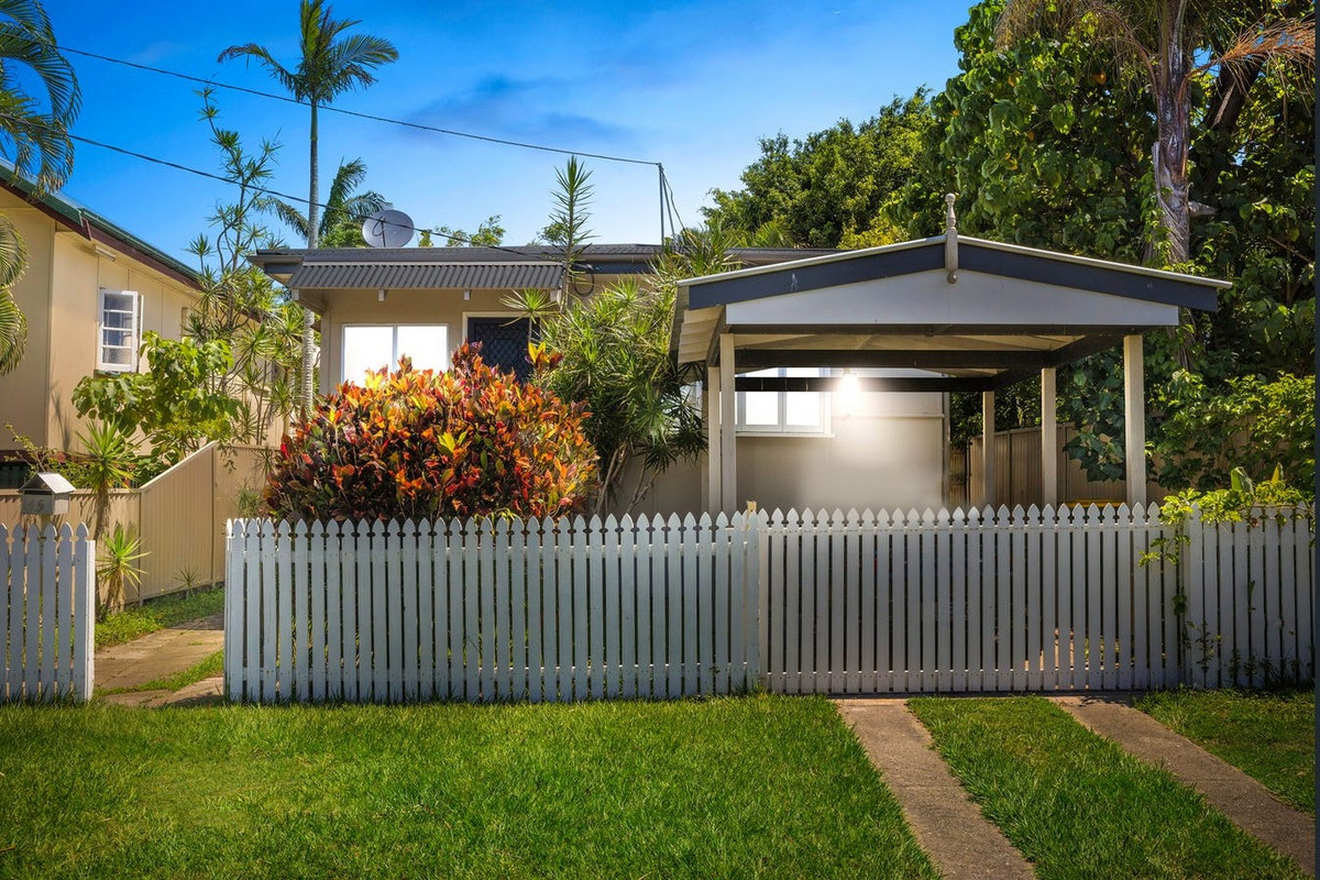 Charming Coastal Cottage With Large Deck - Just 2 Minutes from the Beach!