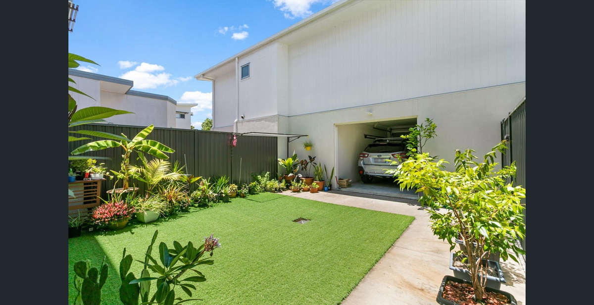 Spacious & Modern Townhouse in a Convenient Location