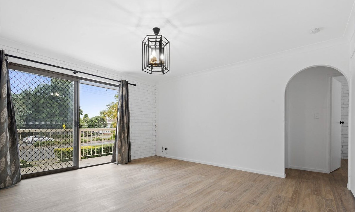 Recently Renovated 2-Bedroom Low-Maintenance Unit - Water Included