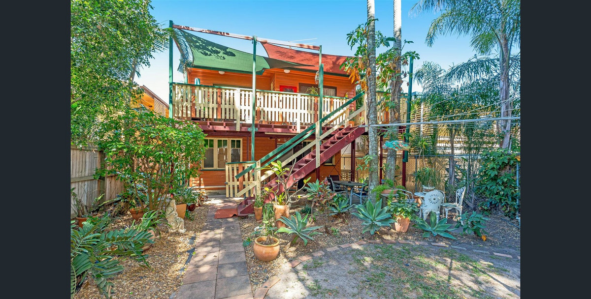 Charming Queenslander with Spacious Dual Living Layout