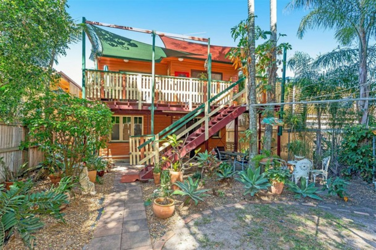 Charming Queenslander with Spacious Dual Living Layout