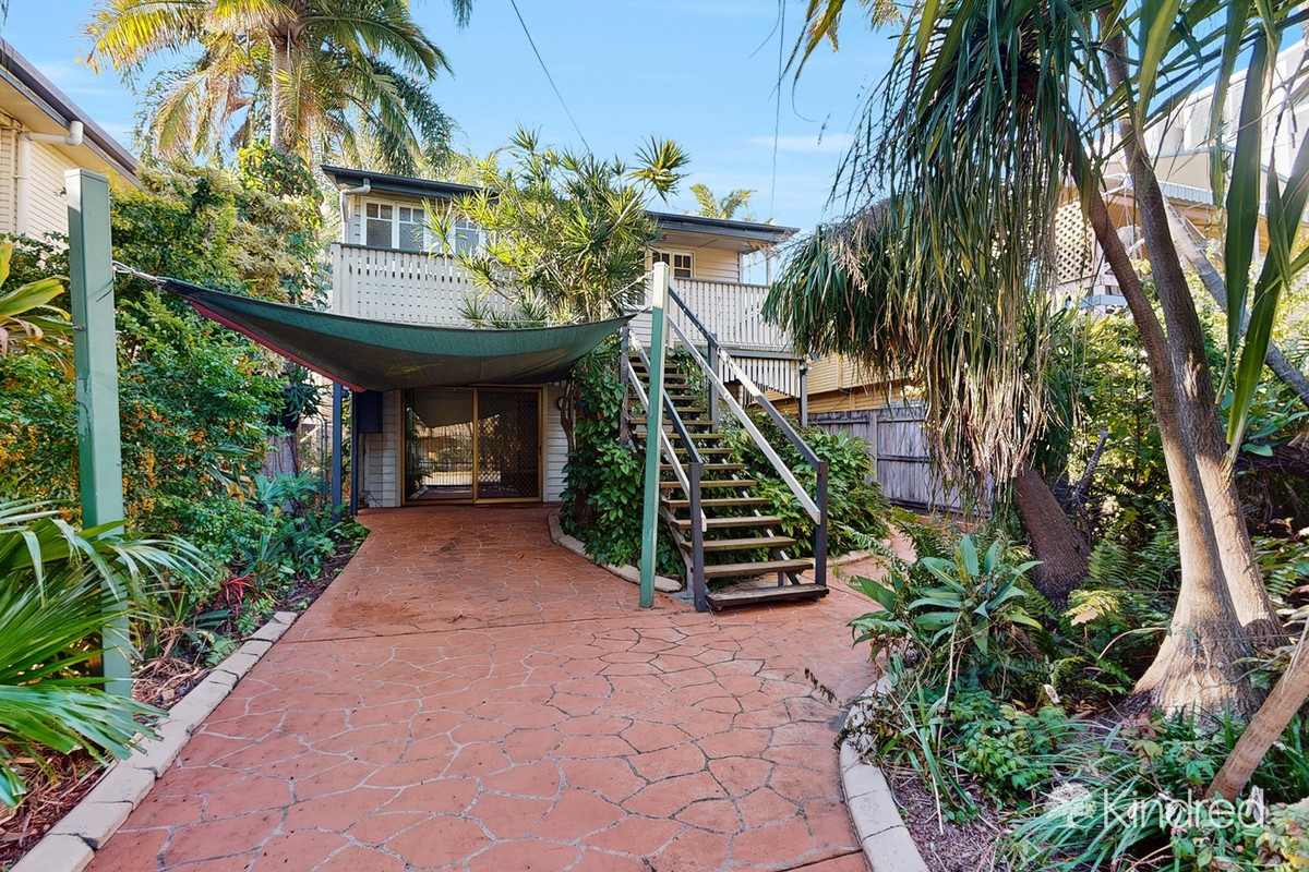 Charming Queenslander with Spacious Dual Living Layout