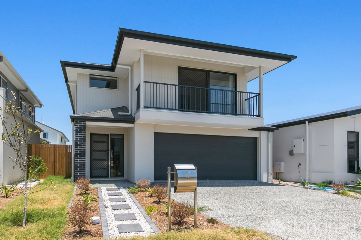 Spacious 4-Bedroom Family Home With Solar & Air Conditioning - 2 Minutes To The Waterfront
