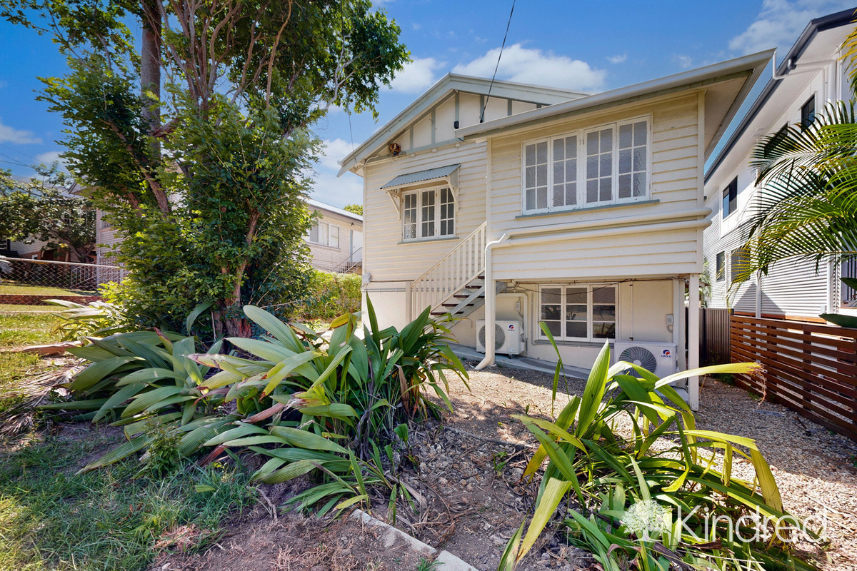 Freshly Renovated 2-Bedroom Flat with Modern Finishes - Less Than 1 Minute To The Beach!