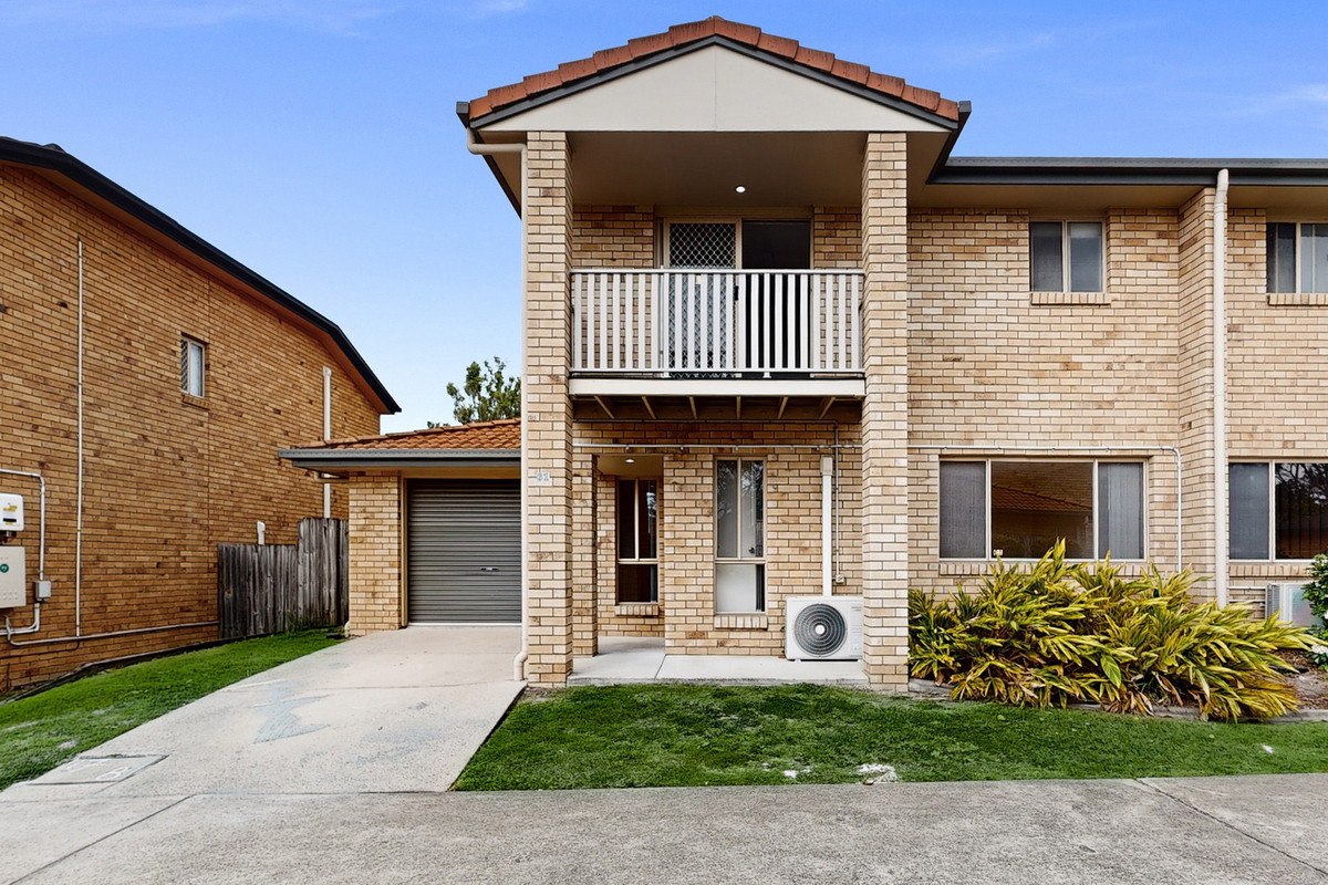 Comfortable 3-Bedroom Townhouse in Friendly Complex with Pool