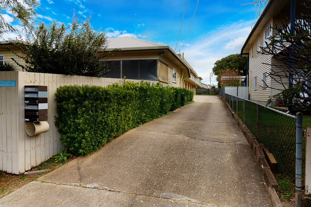 Coastal Living Just 100m from the Beach