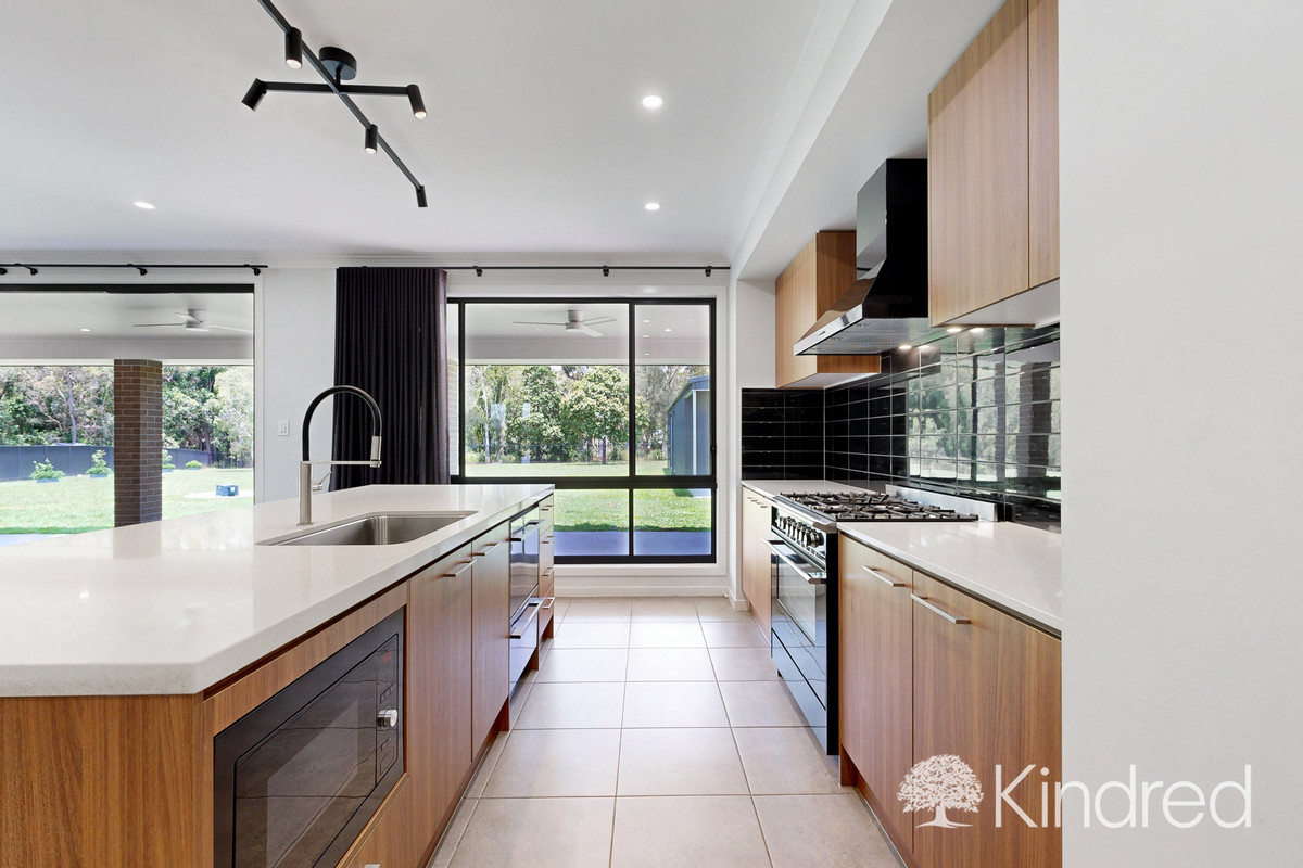 Executive Family Home on over 3000m2 of Parklike Paradise