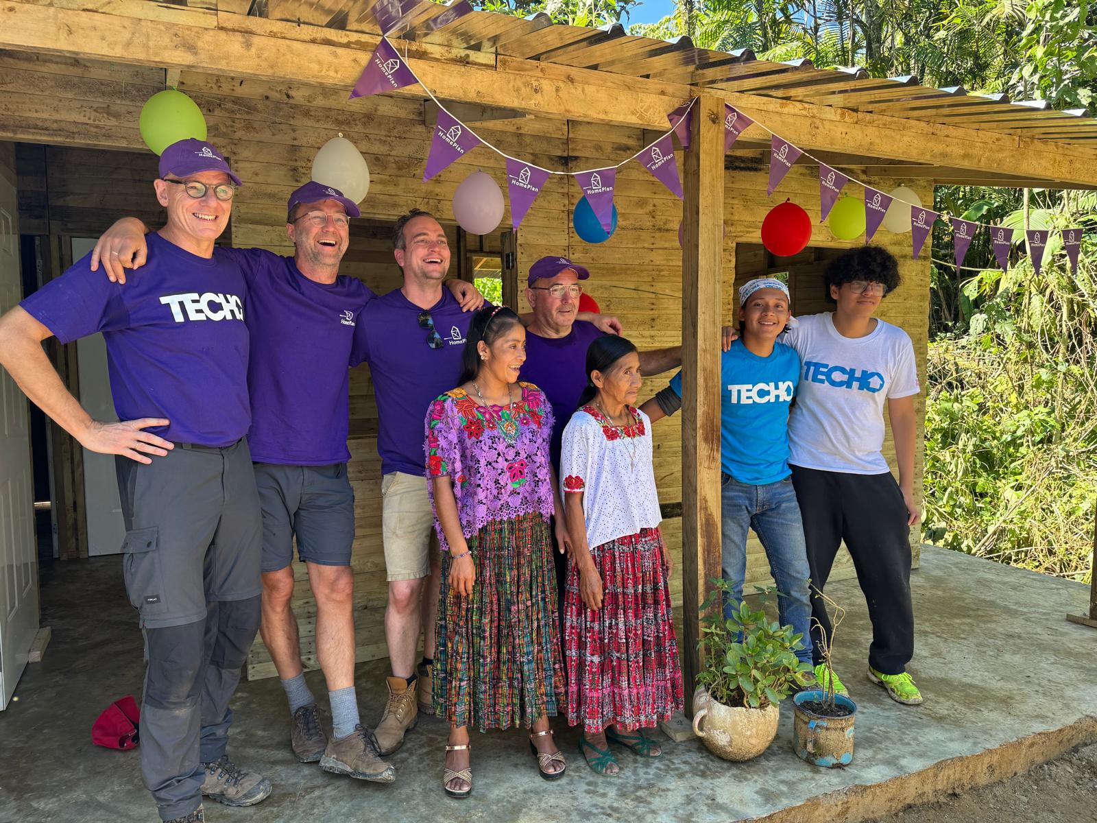 Embera en Techo bouwen huizen voor mensen in armoede in Guatemala