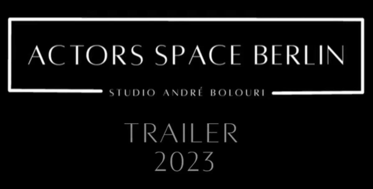 Schwarzer Hintergrund mit weißer, eleganter Schrift: „Actors Space Berlin – Studio André Bolouri – Trailer 2023“.