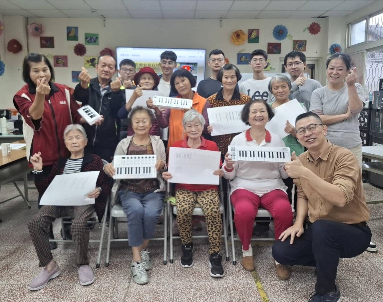 團隊成員與蜈蚣里長輩、站長合照