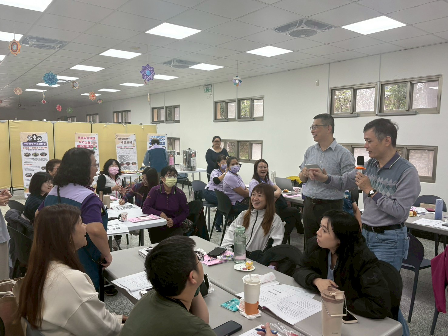 圖二：與桃園各處站長們交流討論