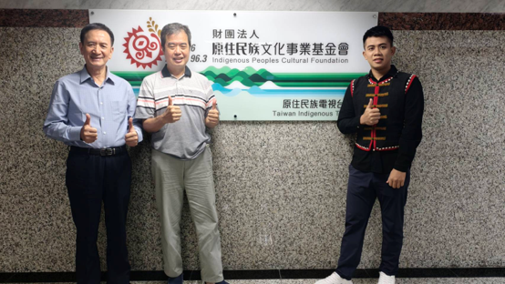 115/08/27於原文會南部新聞中心合影:孔岳中(卡那卡那富族)、余帆(拉阿魯哇族)