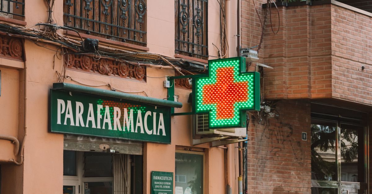 A street view of a parafarmacia with a glowing neon cross, showcasing urban pharmacy architecture. — walgreens pharmacy hours