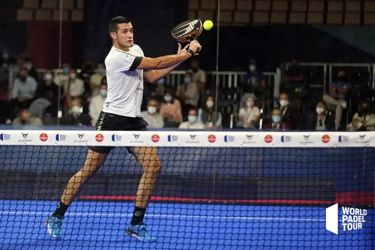 How to Use Your Resting Hand in Padel