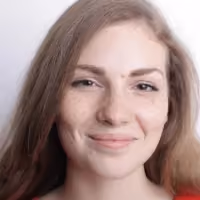 Frau lächelt