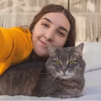 Frau mit Katze lächelt