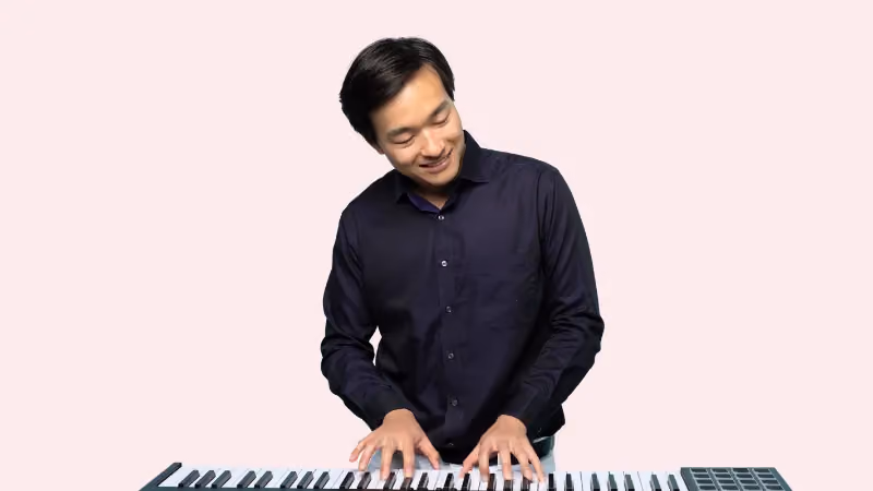 Mann spielt Klavier
