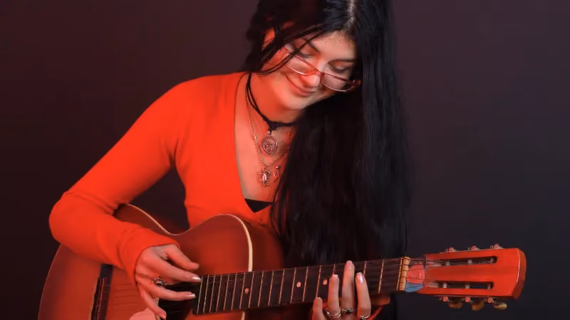 Frau spielt Gitarre