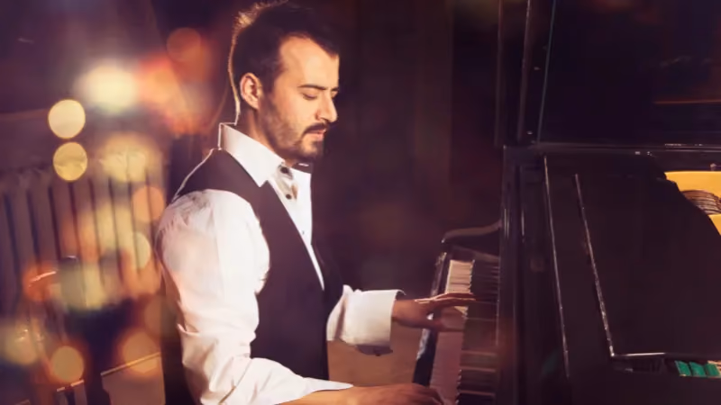 Pianist spielt Klavier