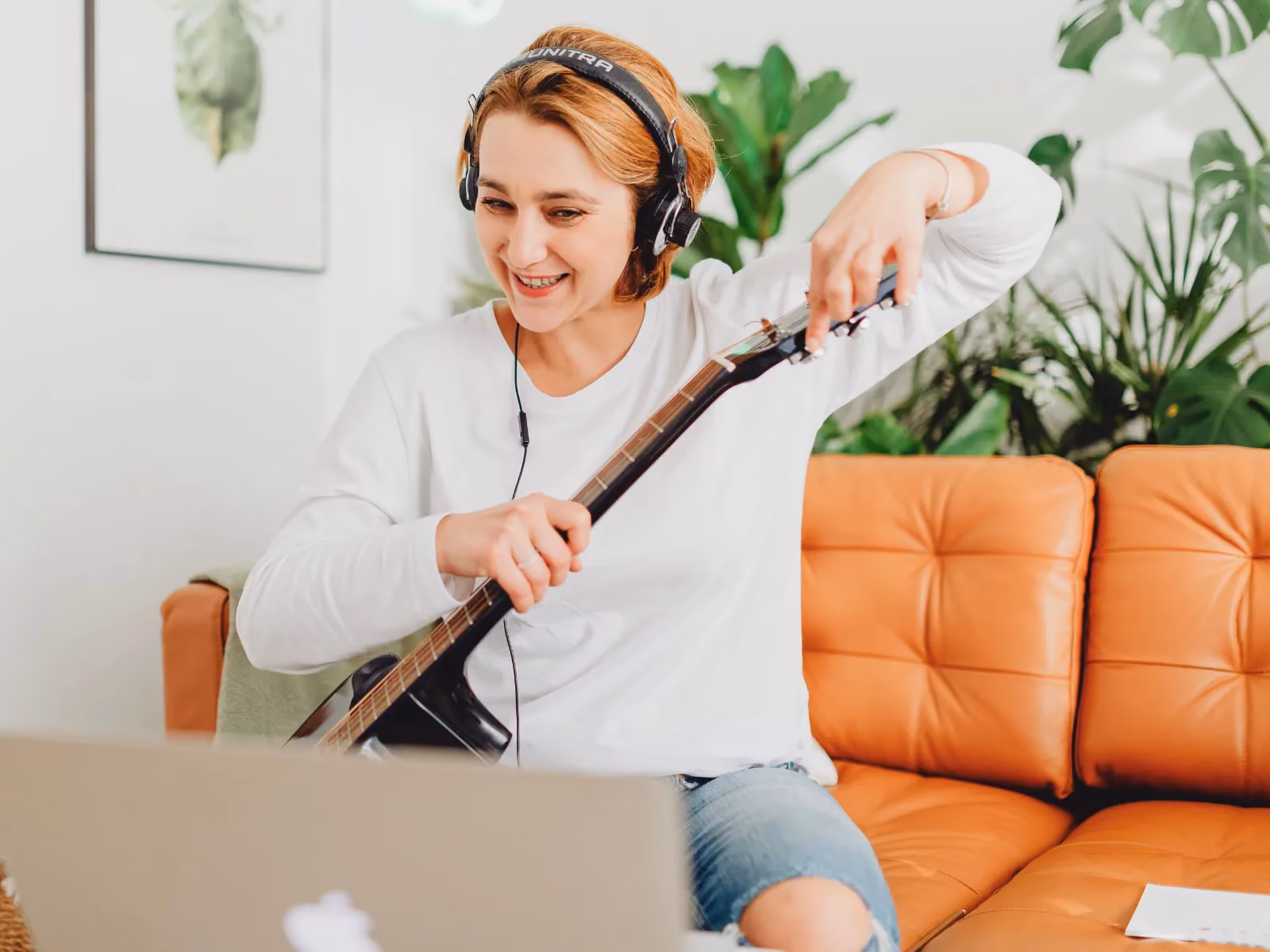 Gitarrenlehrerin schaut in den Laptop